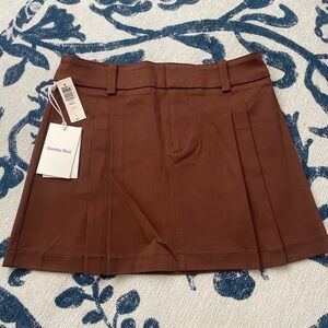 Aritiza mini brown skirt! Size 4, great material and new with tags